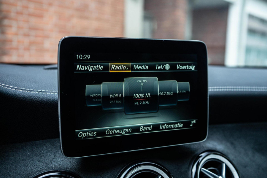 Mercedes-Benz GLA 220 4MATIC AMG Line Pano / Camera / Keyless