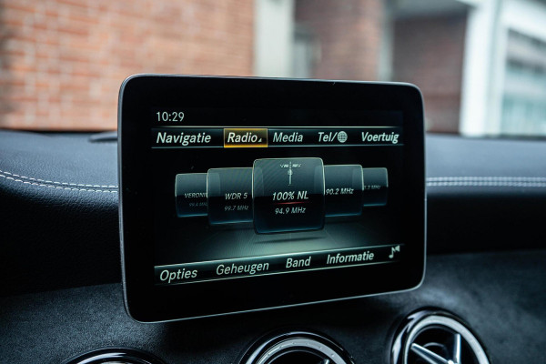 Mercedes-Benz GLA 220 4MATIC AMG Line Pano / Camera / Keyless