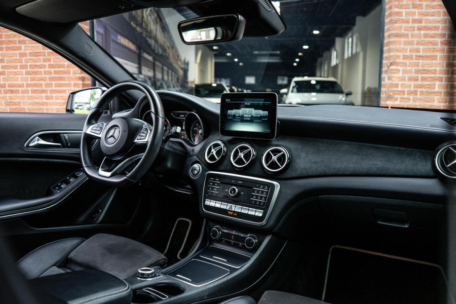Mercedes-Benz GLA 220 4MATIC AMG Line Pano / Camera / Keyless