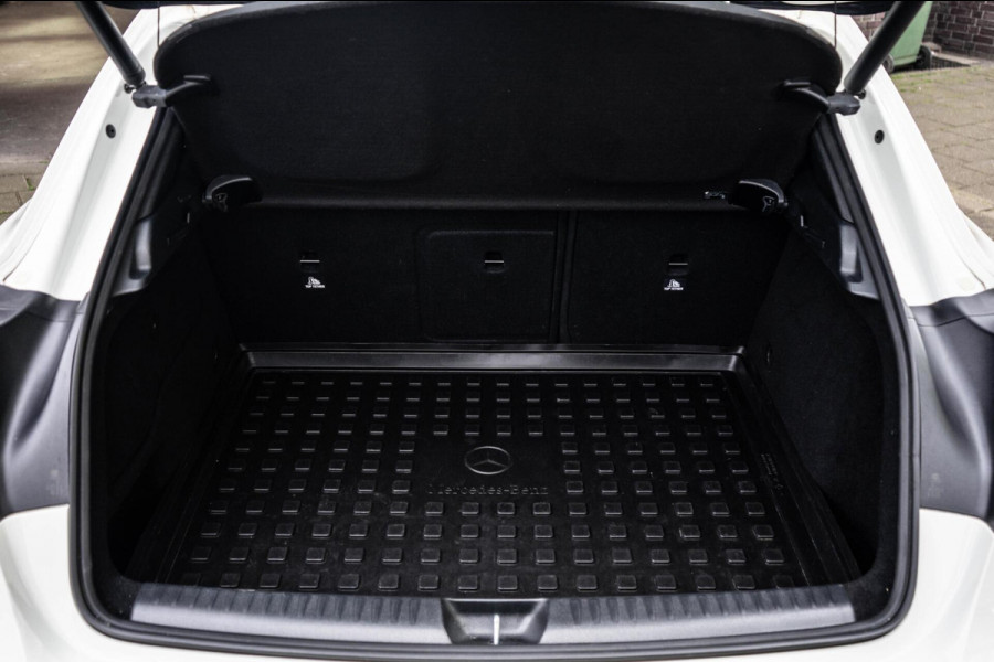 Mercedes-Benz GLA 220 4MATIC AMG Line Pano / Camera / Keyless