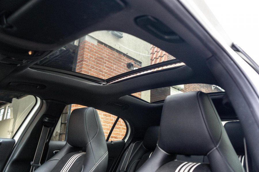 Mercedes-Benz GLA 220 4MATIC AMG Line Pano / Camera / Keyless