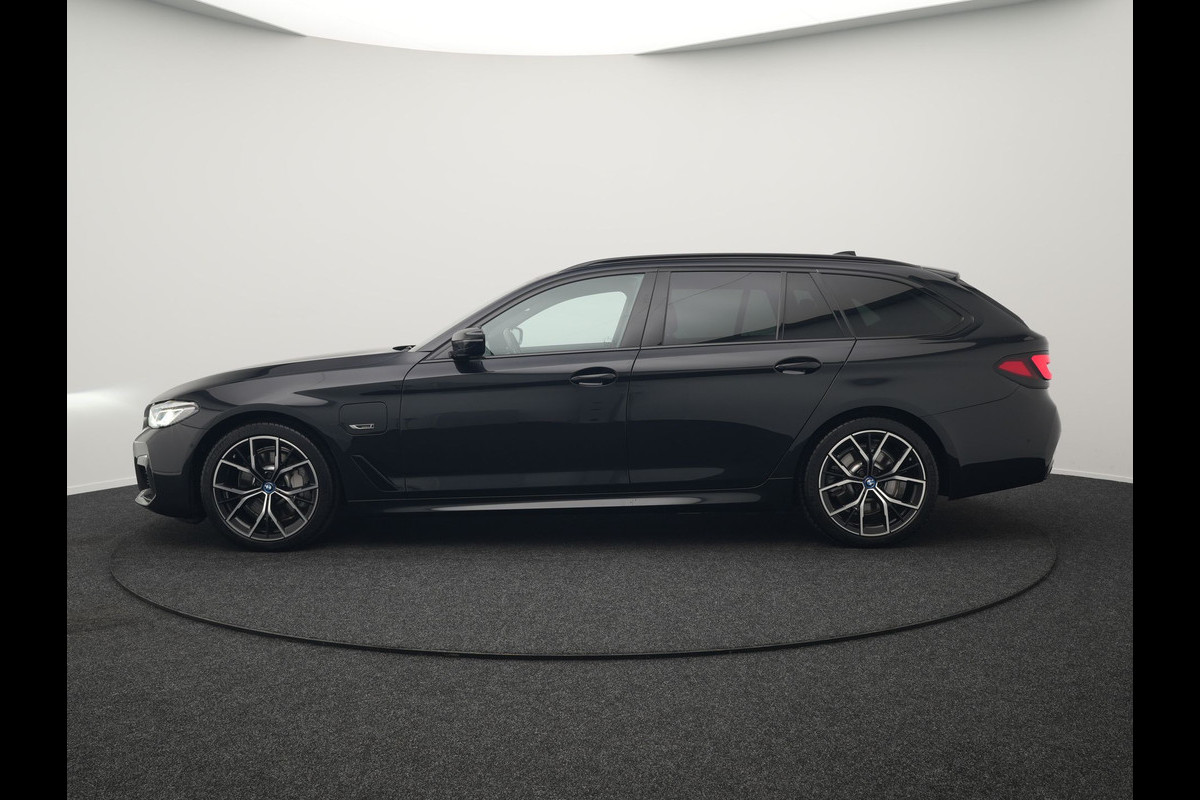 BMW 5 Serie Touring 530e M Sport Plug In Hybrid 293pk Dealer O.H PHEV | Sfeerverlichting | Lederen Sportstoelen Verwarmd | Apple Carplay | Cruise Control | Camera | Blis | Navigatie | DAB | BMW 5 Serie Touring 530e M Sport Plug In Hybrid 293pk Dealer O.H PHEV | Sfeerverlichting | Lederen Sportstoelen Verwarmd | Apple Carplay | Cruise Control | Camera | Blis | Navigatie | DAB |