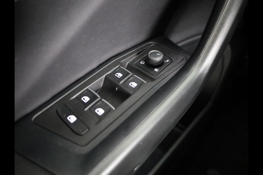 Volkswagen T-Roc 1.5 TSI Style 150 PK DSG | Trekhaak afneembaar | Navigatie | Stoel verwarming en massage | Alcantara |
