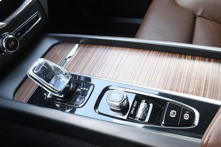 Volvo XC60 B5 264PK Automaat Inscription / Navigatie / 360 Camera / Adaptieve Cruise Control / Leder / LM Velgen / Trekhaak /