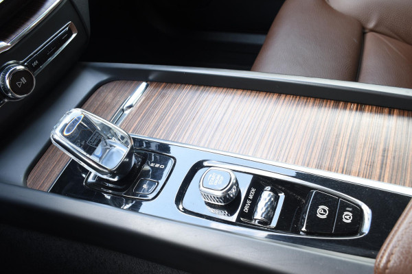 Volvo XC60 B5 264PK Automaat Inscription / Navigatie / 360 Camera / Adaptieve Cruise Control / Leder / LM Velgen / Trekhaak /