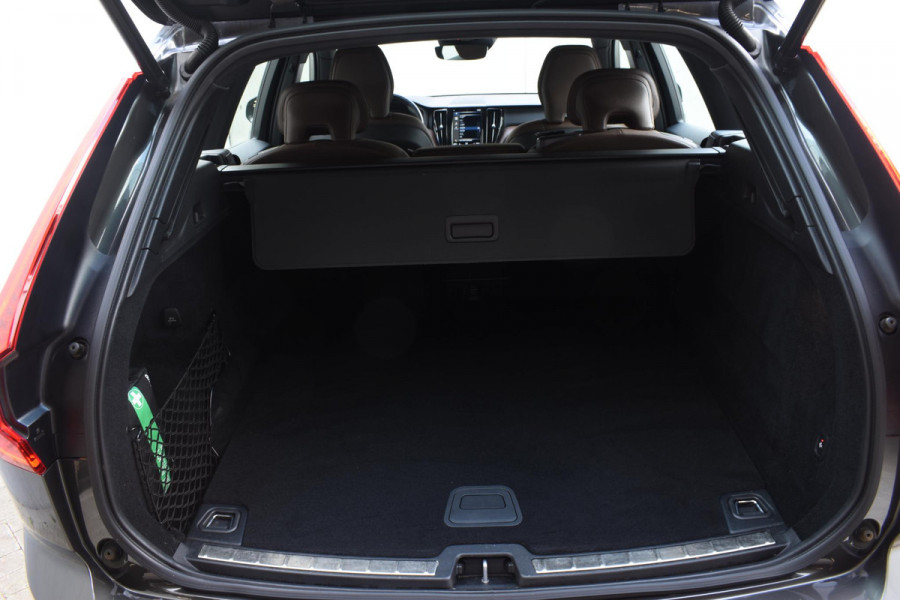 Volvo XC60 B5 264PK Automaat Inscription / Navigatie / 360 Camera / Adaptieve Cruise Control / Leder / LM Velgen / Trekhaak /