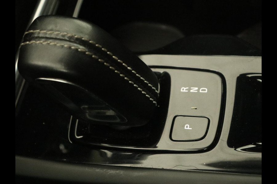 Volvo XC40 2.0 T5 R Design Luxury Line | Panoramadak | Adaptive cruise | 360 Camera | Stoel & stuurverwarming | 20'' | Carplay | Harman/Kardon | Navigatie | Leder/Alcanatara | Full LED | Memory