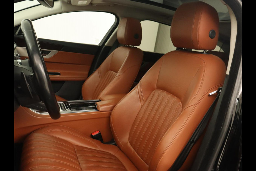 Jaguar XF 2.0 Portfolio | Panoramadak | Leder | Achterbankverwarming | Camera | Navigatie | Xenon | Parkeerhulp | Stoel & stuurverwarming