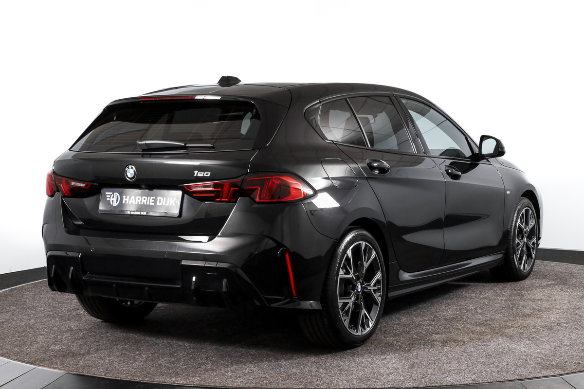 BMW 1-serie 120 M Sport | Dig. Cockpit | Adapt. Cruise | Stoelverw. | Leder | PDC | Camera | NAV + App. Connect | ECC | DAB | LM 18" | 7100