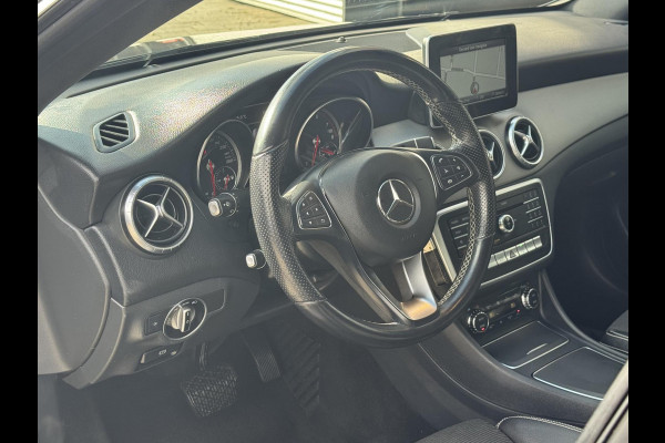 Mercedes-Benz CLA-Klasse 180 Ambition & Urban - Navigatie I Airco I Bi-Xenon I PDC I Sport interieur I Dealer onderhouden