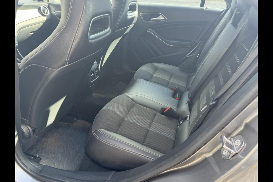Mercedes-Benz CLA-Klasse 180 Ambition & Urban - Navigatie I Airco I Bi-Xenon I PDC I Sport interieur I Dealer onderhouden