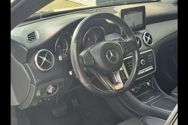 Mercedes-Benz CLA-Klasse 180 Ambition & Urban - Navigatie I Airco I Bi-Xenon I PDC I Sport interieur I Dealer onderhouden