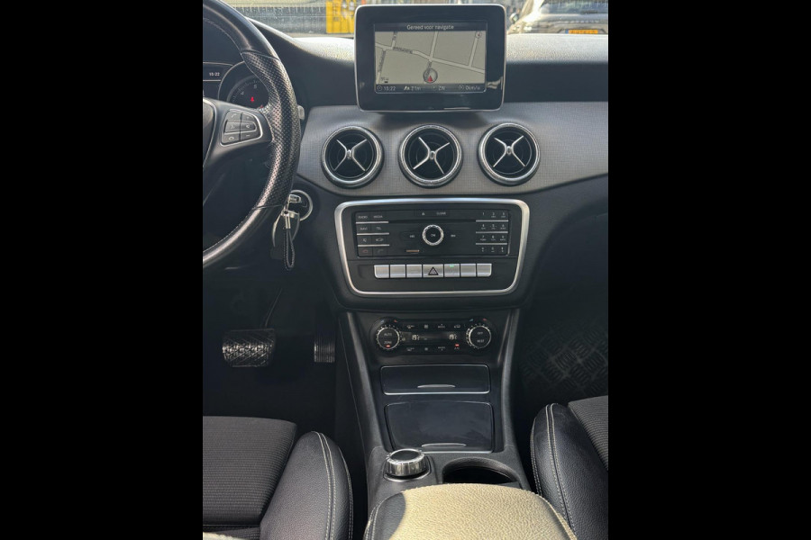 Mercedes-Benz CLA-Klasse 180 Ambition & Urban - Navigatie I Airco I Bi-Xenon I PDC I Sport interieur I Dealer onderhouden