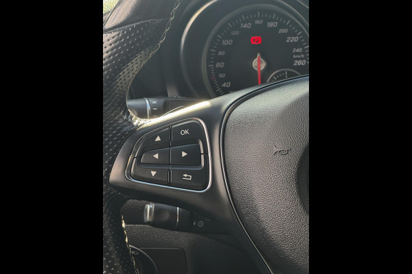 Mercedes-Benz CLA-Klasse 180 Ambition & Urban - Navigatie I Airco I Bi-Xenon I PDC I Sport interieur I Dealer onderhouden
