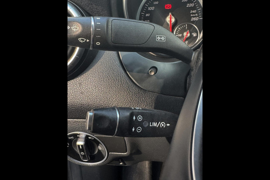 Mercedes-Benz CLA-Klasse 180 Ambition & Urban - Navigatie I Airco I Bi-Xenon I PDC I Sport interieur I Dealer onderhouden
