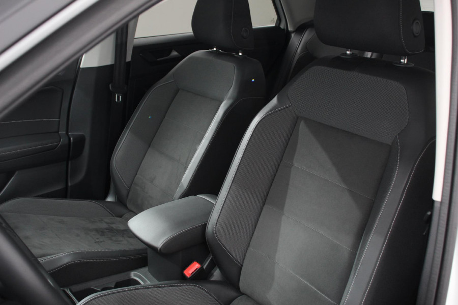 Volkswagen T-Roc 1.5 TSI DSG Style Demo Navigatie Apple Carplay / Android Auto Climate Control Led Digitale Cockpit Adaptive Cruise Control Trekhaak Volkswagen T-Roc 1.5 TSI DSG Style Demo Navigatie Apple Carplay / Android Auto Climate Control Led Digitale Cockpit Adaptive Cruise Control Trekhaak