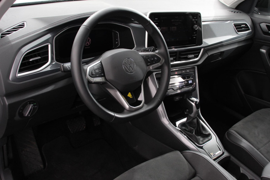 Volkswagen T-Roc 1.5 TSI DSG Style Demo Navigatie Apple Carplay / Android Auto Climate Control Led Digitale Cockpit Adaptive Cruise Control Trekhaak Volkswagen T-Roc 1.5 TSI DSG Style Demo Navigatie Apple Carplay / Android Auto Climate Control Led Digitale Cockpit Adaptive Cruise Control Trekhaak
