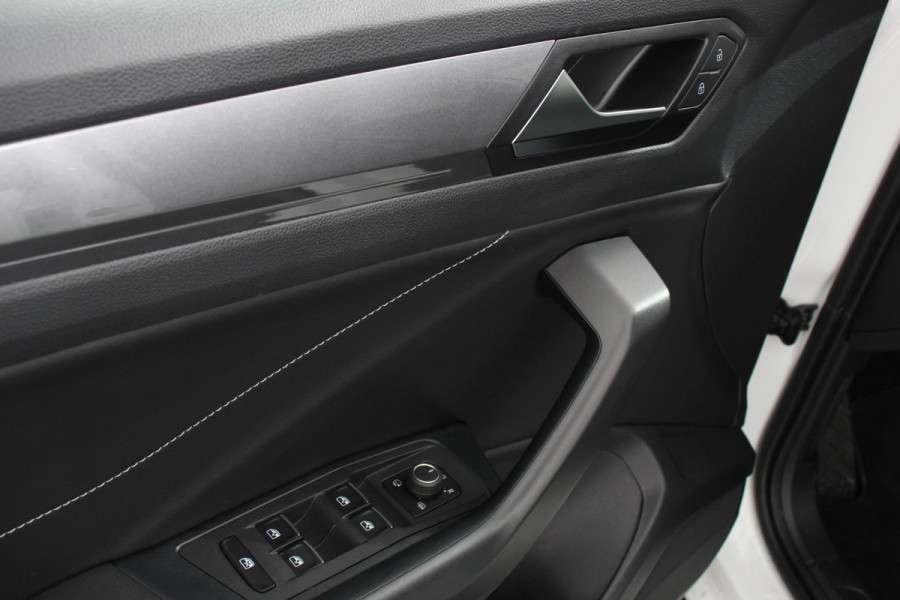 Volkswagen T-Roc 1.5 TSI DSG Style Demo Navigatie Apple Carplay / Android Auto Climate Control Led Digitale Cockpit Adaptive Cruise Control Trekhaak Volkswagen T-Roc 1.5 TSI DSG Style Demo Navigatie Apple Carplay / Android Auto Climate Control Led Digitale Cockpit Adaptive Cruise Control Trekhaak