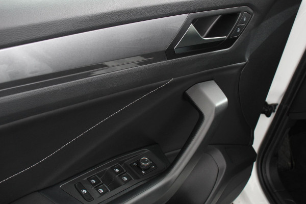 Volkswagen T-Roc 1.5 TSI DSG Style Demo Navigatie Apple Carplay / Android Auto Climate Control Led Digitale Cockpit Adaptive Cruise Control Trekhaak Volkswagen T-Roc 1.5 TSI DSG Style Demo Navigatie Apple Carplay / Android Auto Climate Control Led Digitale Cockpit Adaptive Cruise Control Trekhaak