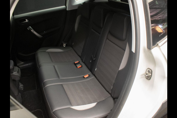 Peugeot 2008 1.2 PureTech Active Sport (APPLE CARPLAY,NAVI,CRUISE,CAMERA,LED,SPORTSTOELEN,GETINT,LM VELGEN,TREKHAAK,NETTE STAAT)