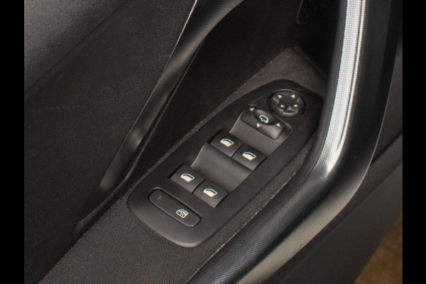 Peugeot 2008 1.2 PureTech Active Sport (APPLE CARPLAY,NAVI,CRUISE,CAMERA,LED,SPORTSTOELEN,GETINT,LM VELGEN,TREKHAAK,NETTE STAAT)