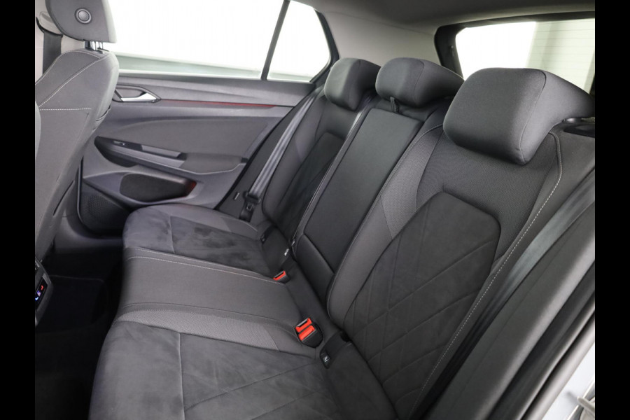 Volkswagen Golf 1.4 eHybrid Style 204PK PHEV | 17" LM Velgen | Stoel en Stuur verwarming | Privacy glas | Alarm |