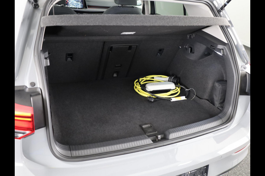 Volkswagen Golf 1.4 eHybrid Style 204PK PHEV | 17" LM Velgen | Stoel en Stuur verwarming | Privacy glas | Alarm |