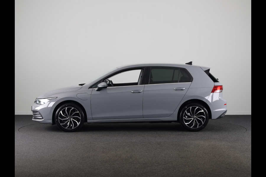 Volkswagen Golf 1.4 eHybrid Style 204PK PHEV | 17" LM Velgen | Stoel en Stuur verwarming | Privacy glas | Alarm |