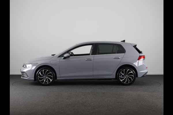 Volkswagen Golf 1.4 eHybrid Style 204PK PHEV | 17" LM Velgen | Stoel en Stuur verwarming | Privacy glas | Alarm |