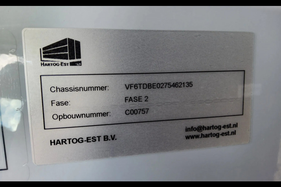 Renault Master E-TECH 87 KW FWD EL - INFRA OPEN LAADBAK 4.40 METER / TREKHAAK 2000 KG. - OPBOUW HARTOG-EST Renault Master E-TECH 87 KW FWD EL - INFRA OPEN LAADBAK 4.40 METER / TREKHAAK 2000 KG. - OPBOUW HARTOG-EST