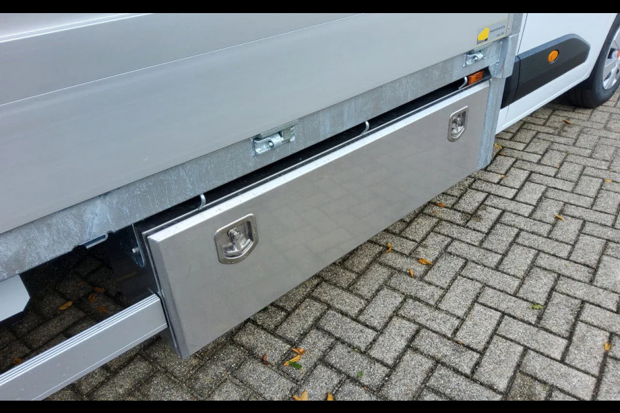 Renault Master E-TECH 87 KW FWD EL - INFRA OPEN LAADBAK 4.40 METER / TREKHAAK 2000 KG. - OPBOUW HARTOG-EST Renault Master E-TECH 87 KW FWD EL - INFRA OPEN LAADBAK 4.40 METER / TREKHAAK 2000 KG. - OPBOUW HARTOG-EST