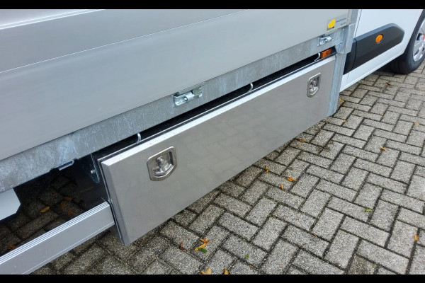 Renault Master E-TECH 87 KW FWD EL - INFRA OPEN LAADBAK 4.40 METER / TREKHAAK 2000 KG. - OPBOUW HARTOG-EST Renault Master E-TECH 87 KW FWD EL - INFRA OPEN LAADBAK 4.40 METER / TREKHAAK 2000 KG. - OPBOUW HARTOG-EST