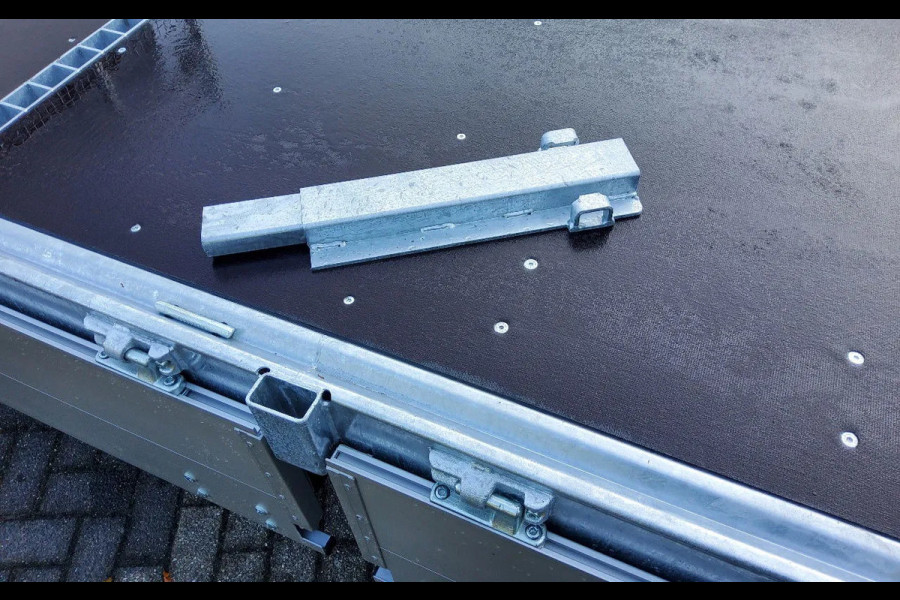 Renault Master E-TECH 87 KW FWD EL - INFRA OPEN LAADBAK 4.40 METER / TREKHAAK 2000 KG. - OPBOUW HARTOG-EST Renault Master E-TECH 87 KW FWD EL - INFRA OPEN LAADBAK 4.40 METER / TREKHAAK 2000 KG. - OPBOUW HARTOG-EST