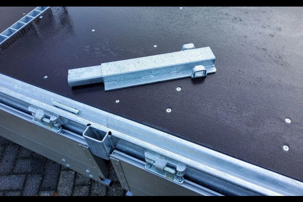 Renault Master E-TECH 87 KW FWD EL - INFRA OPEN LAADBAK 4.40 METER / TREKHAAK 2000 KG. - OPBOUW HARTOG-EST Renault Master E-TECH 87 KW FWD EL - INFRA OPEN LAADBAK 4.40 METER / TREKHAAK 2000 KG. - OPBOUW HARTOG-EST