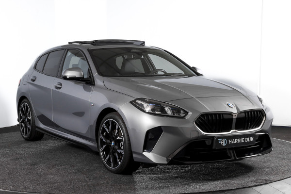 BMW 1-serie 120 M Sport | Innovation Pack | Premium Pack | S/K-Panodak | Dig. Cockpit | Adapt. Cruise | Stoel+-Stuurverw. | 360 Camera | NAV + App. Connect | Harman\Kardon | Head-Up | LM 19" | Afn. trekhaak | 1481 BMW 1-serie 120 M Sport | Innovation Pack | Premium Pack | S/K-Panodak | Dig. Cockpit | Adapt. Cruise | Stoel+-Stuurverw. | 360 Camera | NAV + App. Connect | Harman\Kardon | Head-Up | LM 19" | Afn. trekhaak | 1481