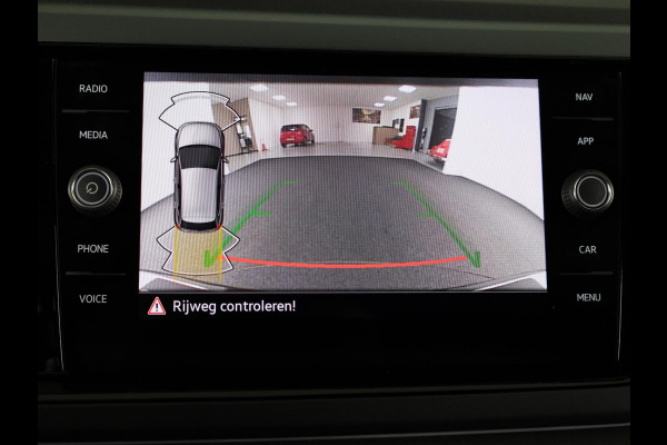 Volkswagen Polo 1.0 TSI R-Line 95 pk Automaat (DSG) | Verlengde garantie | Navigatie | Parkeersensoren | Achteruitrijcamera | Stoelverwarming | R-Line |