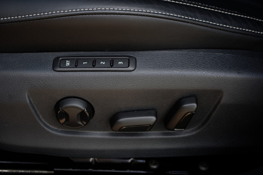 Škoda Superb Combi 1.4 TSI iV Laurin & Klement 218 PK PHEV, Leder, Trekhaak, Memory, Canton Sound, 4 x Stoelverwarming, Camera