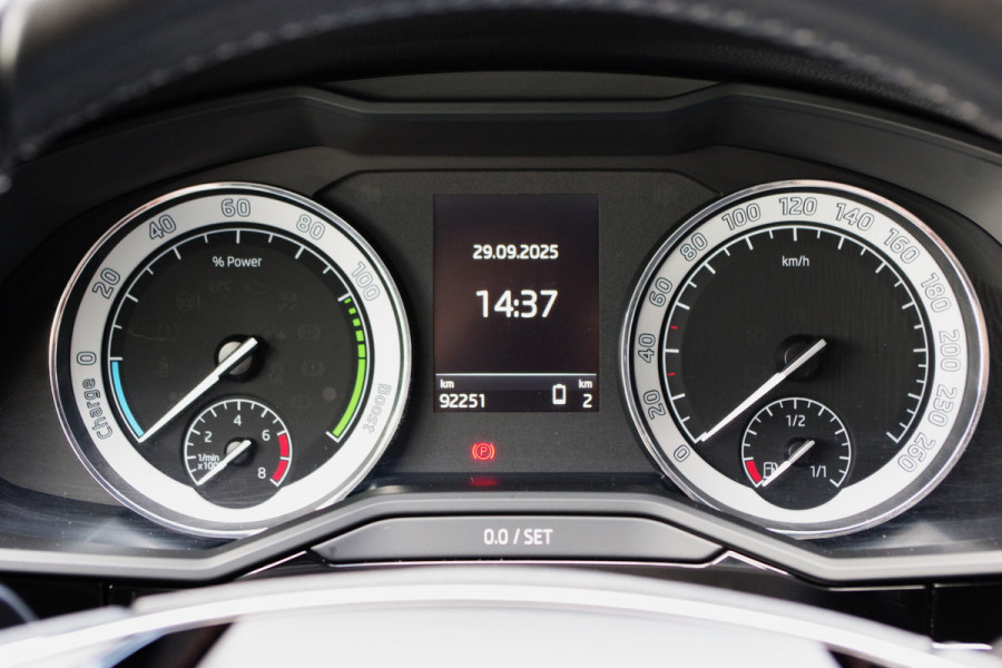 Škoda Superb Combi 1.4 TSI iV Laurin & Klement 218 PK PHEV, Leder, Trekhaak, Memory, Canton Sound, 4 x Stoelverwarming, Camera