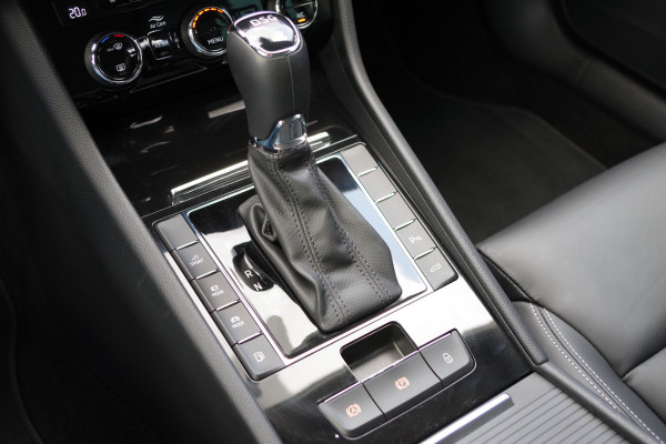 Škoda Superb Combi 1.4 TSI iV Laurin & Klement 218 PK PHEV, Leder, Trekhaak, Memory, Canton Sound, 4 x Stoelverwarming, Camera