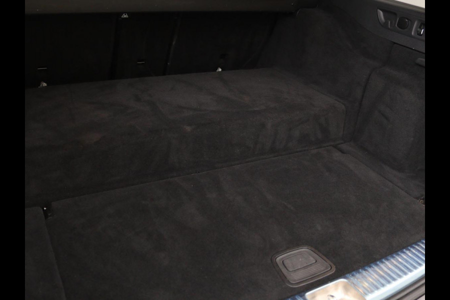 Mercedes-Benz E-Klasse 300de 4Matic AMG Night | Panoramadak | Trekhaak | Stoelverwarming | 360 camera | Adaptive cruise | Leder/Alcantara | Burmeseter | Matrix LED | Navigatie