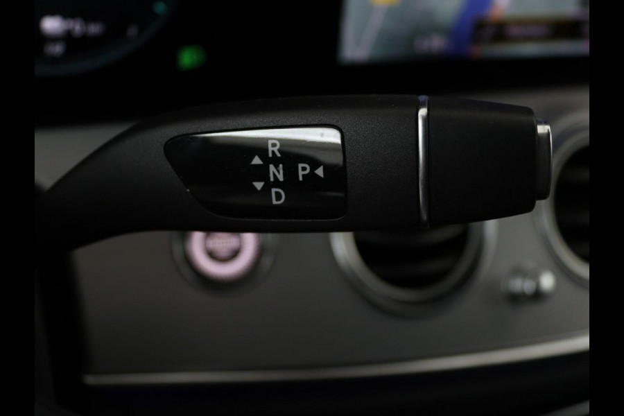 Mercedes-Benz E-Klasse 300de 4Matic AMG Night | Panoramadak | Trekhaak | Stoelverwarming | 360 camera | Adaptive cruise | Leder/Alcantara | Burmeseter | Matrix LED | Navigatie