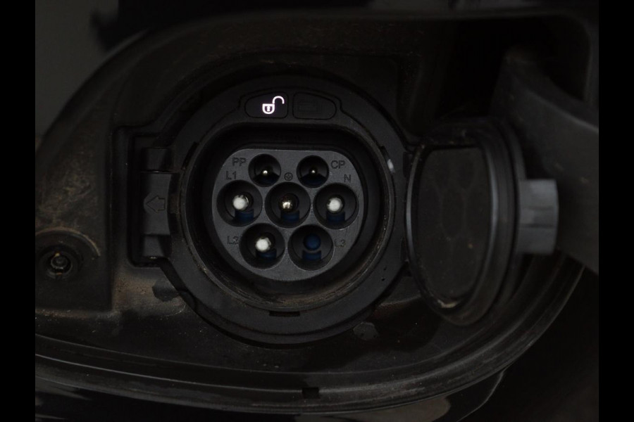 Mercedes-Benz E-Klasse 300de 4Matic AMG Night | Panoramadak | Trekhaak | Stoelverwarming | 360 camera | Adaptive cruise | Leder/Alcantara | Burmeseter | Matrix LED | Navigatie