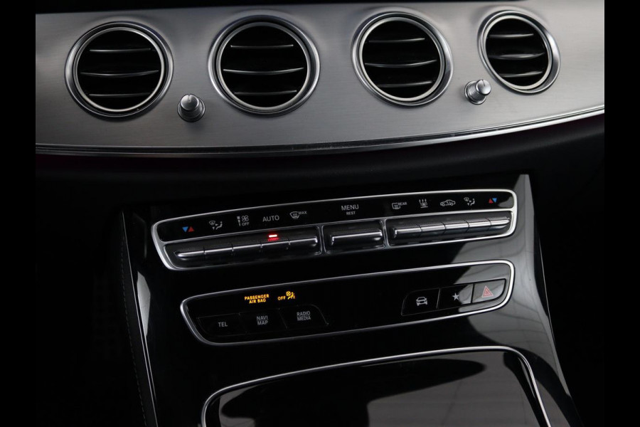 Mercedes-Benz E-Klasse 300de 4Matic AMG Night | Panoramadak | Trekhaak | Stoelverwarming | 360 camera | Adaptive cruise | Leder/Alcantara | Burmeseter | Matrix LED | Navigatie