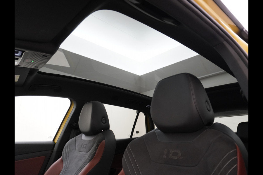Volkswagen ID.4 Pro Max 77kWh Ergo-Active Elek. Stoelen Memory Leer/Alcantara Trekhaak Warmtepomp Panoramadak Head-Up 360°Camera Apple Carplay A Adap.Cruise Elek.Achterklep Stoel+Stuurverwarming DAB Keyless Advanced 1e Eigenaar Origineel Nederlandse Auto Zeer Compleet!