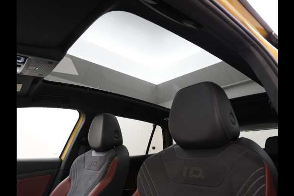 Volkswagen ID.4 Pro Max 77kWh Ergo-Active Elek. Stoelen Memory Leer/Alcantara Trekhaak Warmtepomp Panoramadak Head-Up 360°Camera Apple Carplay A Adap.Cruise Elek.Achterklep Stoel+Stuurverwarming DAB Keyless Advanced 1e Eigenaar Origineel Nederlandse Auto Zeer Compleet!