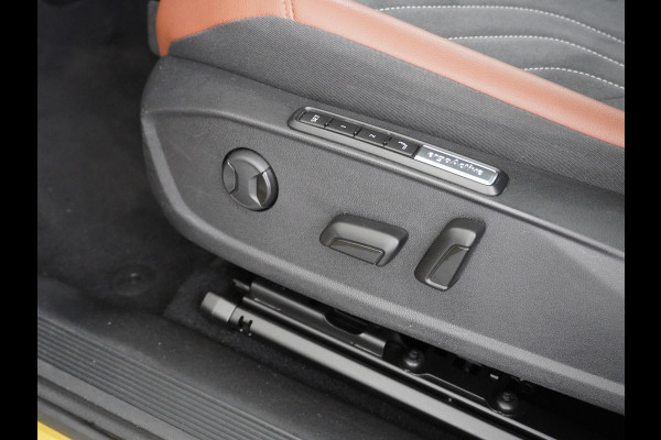 Volkswagen ID.4 Pro Max 77kWh Ergo-Active Elek. Stoelen Memory Leer/Alcantara Trekhaak Warmtepomp Panoramadak Head-Up 360°Camera Apple Carplay A Adap.Cruise Elek.Achterklep Stoel+Stuurverwarming DAB Keyless Advanced 1e Eigenaar Origineel Nederlandse Auto Zeer Compleet!