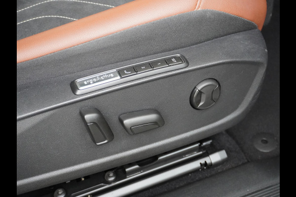 Volkswagen ID.4 Pro Max 77kWh Ergo-Active Elek. Stoelen Memory Leer/Alcantara Trekhaak Warmtepomp Panoramadak Head-Up 360°Camera Apple Carplay A Adap.Cruise Elek.Achterklep Stoel+Stuurverwarming DAB Keyless Advanced 1e Eigenaar Origineel Nederlandse Auto Zeer Compleet!