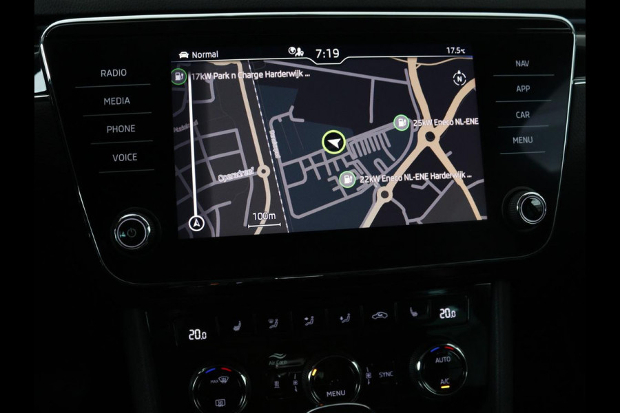 Škoda Superb 1.4 TSI iV Laurin & Klement | Panoramadak | Leder | Adaptive cruise | Canton Sound | Stoelverwarming | Standkachel | Carplay | Camera | Full LED | Memory