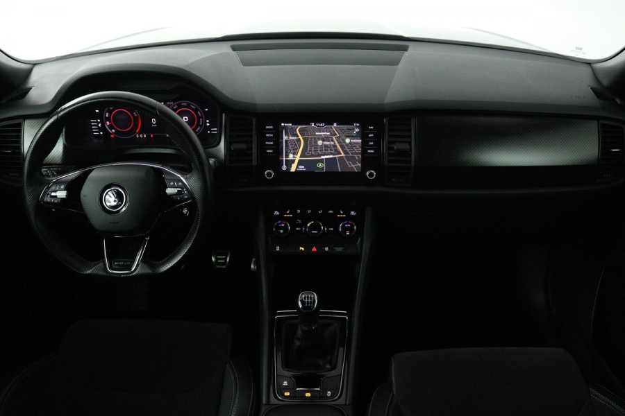 Škoda Kodiaq 1.5 TSI Sportline Business (TREKHAAK, DIGITALE COCKPIT, STOEL/STUUR VERWARMING, CAMERA, ELEKTR STOELEN, SFEER)