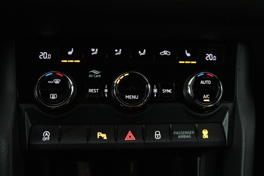 Škoda Kodiaq 1.5 TSI Sportline Business (TREKHAAK, DIGITALE COCKPIT, STOEL/STUUR VERWARMING, CAMERA, ELEKTR STOELEN, SFEER)